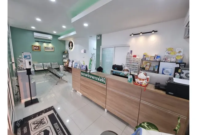 เคาน์เตอร์ต้อนรับและห้องรอของคลินิกแพทย์สุกฤษฏิ์